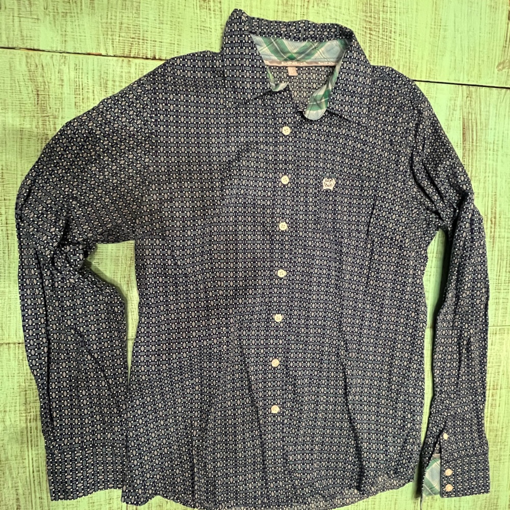 Cinch button up fitted long sleeve Sz L.